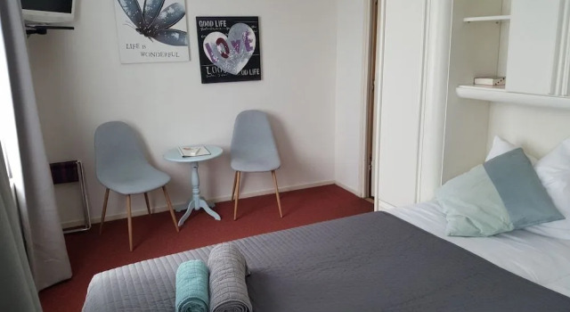 Bed & Breakfast - De La Ruïne, Rezerwuj Hotel Hotele w Limburgia z parkingiem, Parking