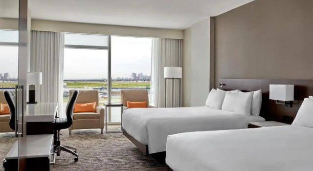 Четырёхместный номер Standard Calgary Airport Marriott In-Terminal Hotel