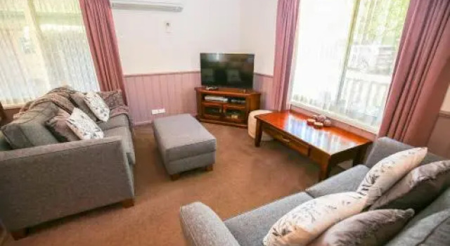 Silver Birches Holiday Village - Unit 7, Book Apartment Bright 