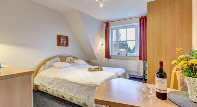 Haus Ostseeglück - Ferienwohnung Mittagssonne, Book Hotel Loddin Usedom