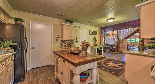Коттедж Spacious Conroe Home w/ Foosball & Pool Table!