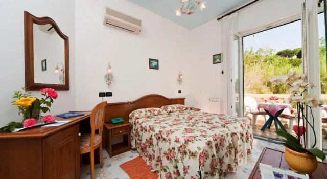 Двухместный номер Standard с частичным видом на море Hotel Giardino Delle Ninfe E La Fenice