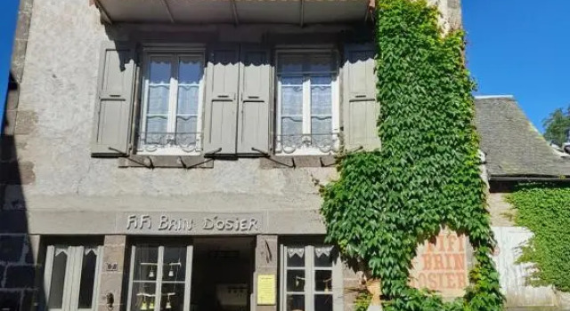 Le gîte de Fifi . Au cœur de la cité médiéval., Prenota Hotel Hotel a Alvernia con parcheggio, Parcheggio