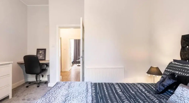 Stunning Newly Furnished Ground Floor Apartment, Забронировать Апартаменты/квартира Отели Glasgow & The Clyde Valley с парковкой, Парковка