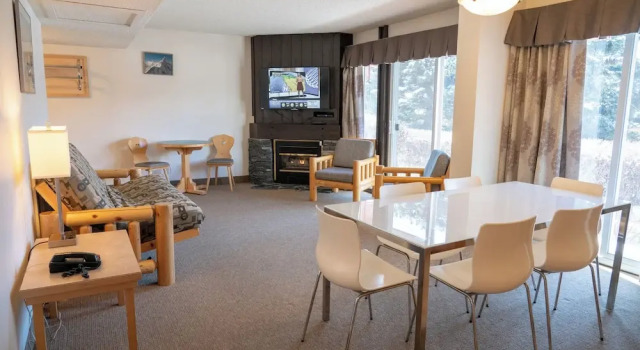 Четырёхместные апартаменты с 2 комнатами Rocky Mountain Ski Lodge