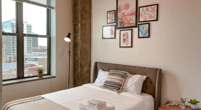 McCormick Place modern loft with an amazing city skyline view and optional parking for 6 guests
