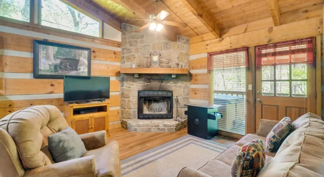 Covered Deck and Hot Tub Cozy Gatlinburg Cabin, Забронировать Дом для отпуска Коттеджи Гатлинберг, Коттедж