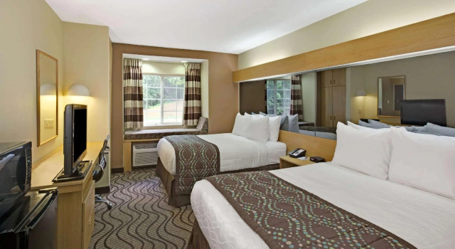 Четырёхместный номер Deluxe Microtel Inn by Wyndham University Place