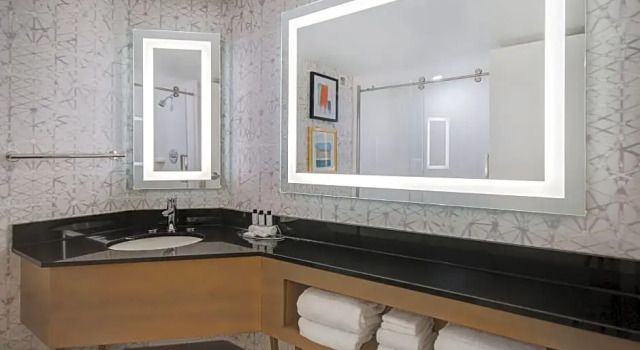 Четырёхместный номер Executive Crowne Plaza Auburn Hills by IHG