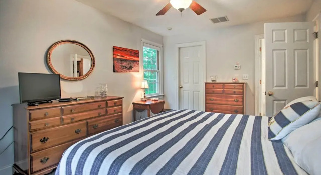 Cape Cod Home w/ Deck ~ 3 Mi to Beaches, Забронировать Дом для отпуска Борн Полуостров Кейп-Код