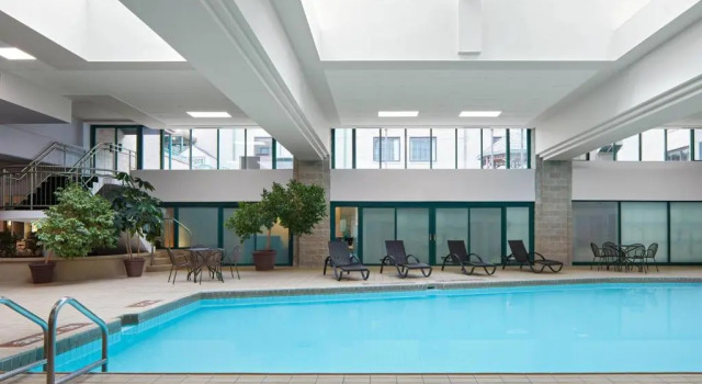 Четырёхместный номер Standard с видом на бассейн Halifax Marriott Harbourfront Hotel
