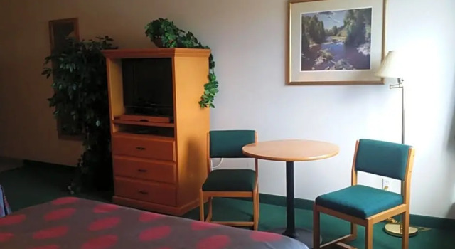 Четырёхместный номер Deluxe Tamarack Motor Inn