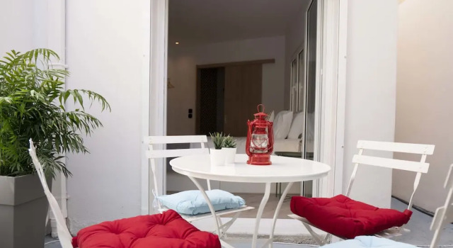 Modern 2bed 2bath Loft in Acropolis area, Забронировать Отель Отели Афины 5 звезд, рядом с Onassis Cultural Centre, 5*