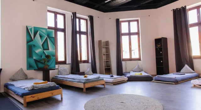 Кровать в общем номере Blue Lotus Apartments