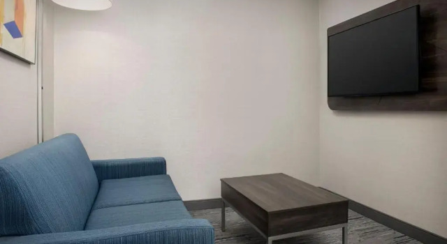 Четырёхместный люкс Holiday Inn Express & Suites Knoxville-Clinton by IHG