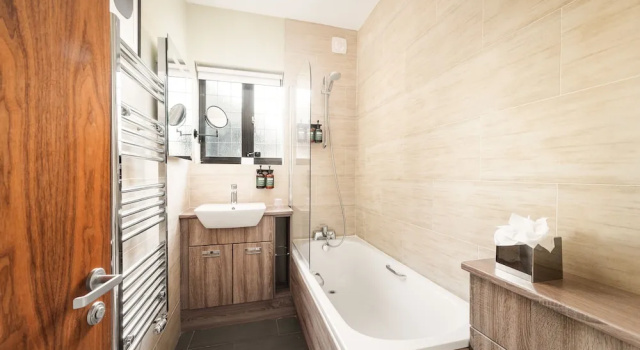 Номер Premium voco Lythe Hill Hotel & Spa by IHG