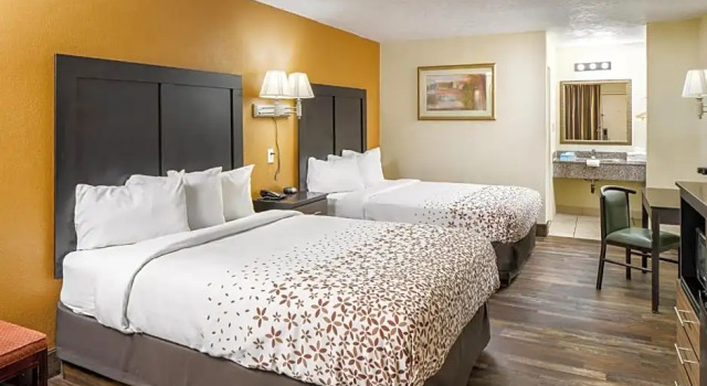 Четырёхместный номер Economy Americana Inn a Travelodge by Wyndham
