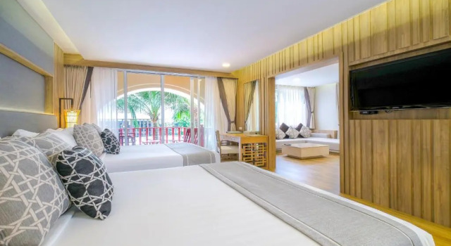 Номер семейный с видом на бассейн Phuket Graceland Resort and Spa