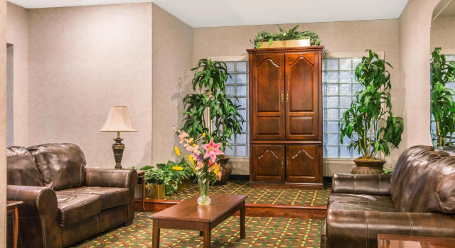 Кровать в общем номере Super 8 by Wyndham Garland North Dallas Area