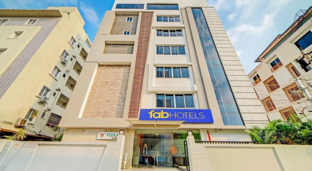 FabHotel Prime Veeraj Suites - Nr. Skyview10, Lumbini Avenue, Gachibowli, Varaa Hotelli Edulliset hotellit kohteessa Telangana