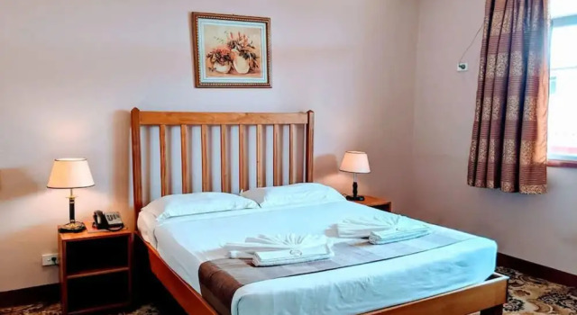 Люкс с балконом и с видом на сад Pacific Crown Hotel