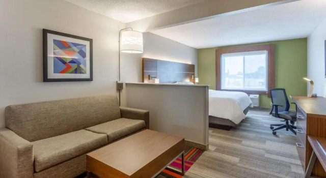 Люкс c 1 комнатой Holiday Inn Express Hotel & Suites Burlington by IHG