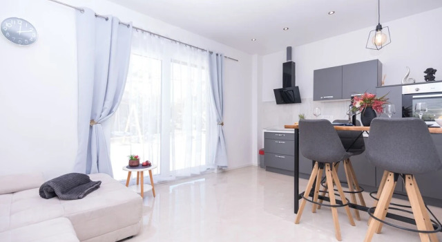 Inviting 2-bed Apartment in Podstrana, Забронировать Апартаменты/квартира Отели Подстраны с парковкой, рядом с Частный Пляж «Апартментс Лавица Бич Думичич», Парковка