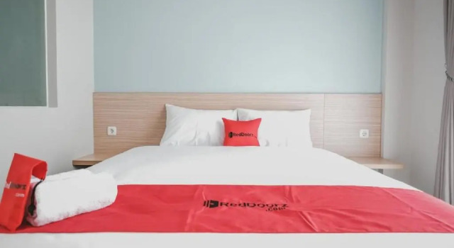 Полулюкс Reddoorz Plus @ Karet Pedurenan 3