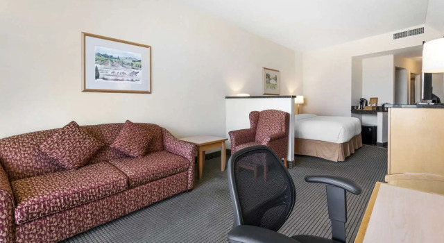 Двухместный номер Executive с балконом Best Western Plus Kelowna Hotel & Suites
