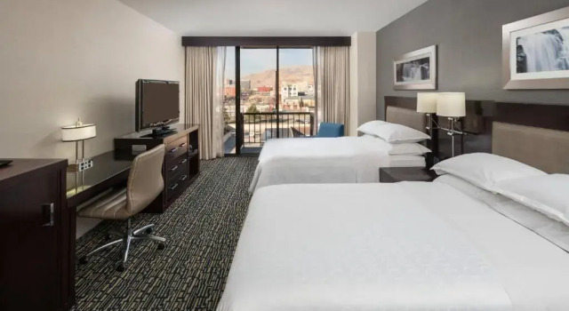 Четырёхместный клубный номер Standard с балконом Sheraton Salt Lake City
