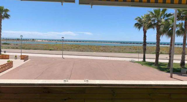 Апартаменты Apartamento para 5 personas frente al mar con piscina y parking