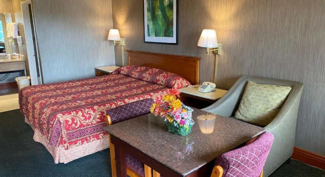 Номер Deluxe New Century Inn