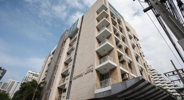7D - 3 Bedroom Downtown Apartment With Shared Pool, Забронировать Апартаменты/квартира Отели Бангкока с бассейном, рядом с Улица Сой Ковбой, Бассейн