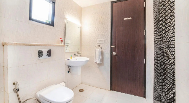 Люкс FabHotel Galaxy - Nr Patel Nagar Metro