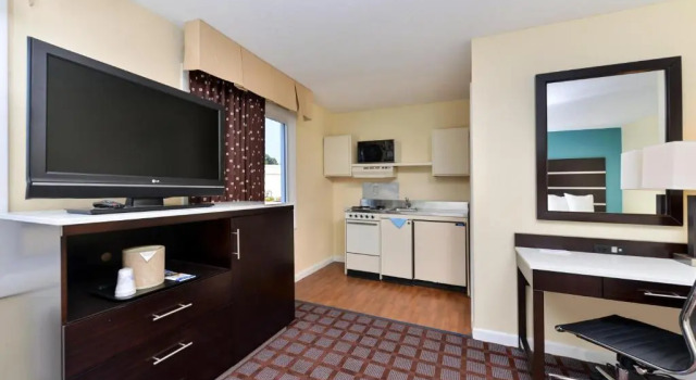 Четырёхместный номер Standard Americas Best Value Inn New London Mystic