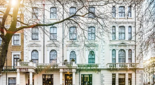 Кровать в общем номере Mitre House Hotel
