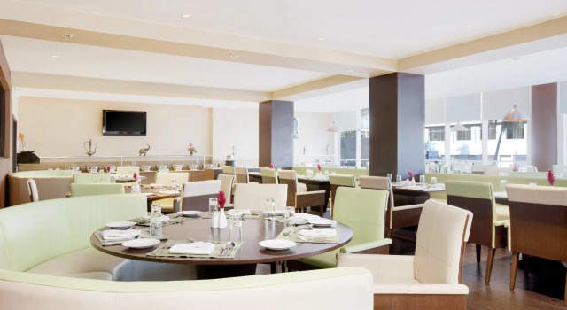 Holiday Inn Dar Es Salaam by IHG, Забронировать Отель Отели Дар-эс-Салама с бассейном, рядом с Zanzibar Ferry Terminal, Бассейн