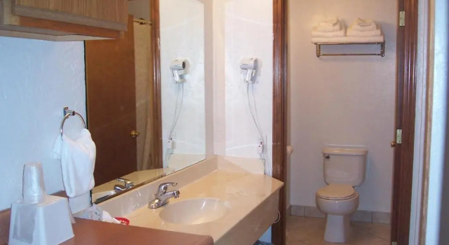 Четырёхместный номер Standard Red Carpet Inn Medford