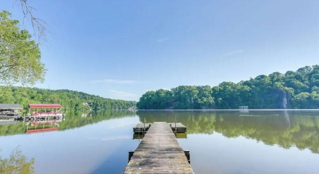 Коттедж Lakefront Kingsport Home w/ Private Hot Tub!
