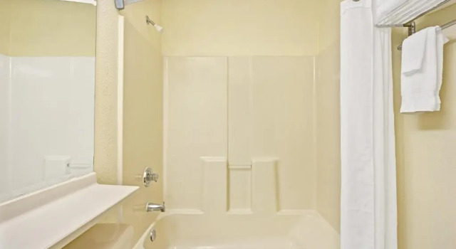 Двухместный люкс Microtel Inn & Suites by Wyndham Cordova Memphis I-40 East