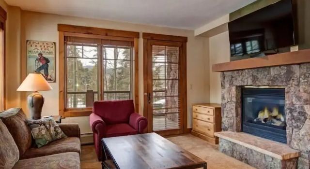 Luxury 1 Bedroom Mountain Vacation Rental in Breckenridge With Access to a Hot Tub and Heated Garage Parking