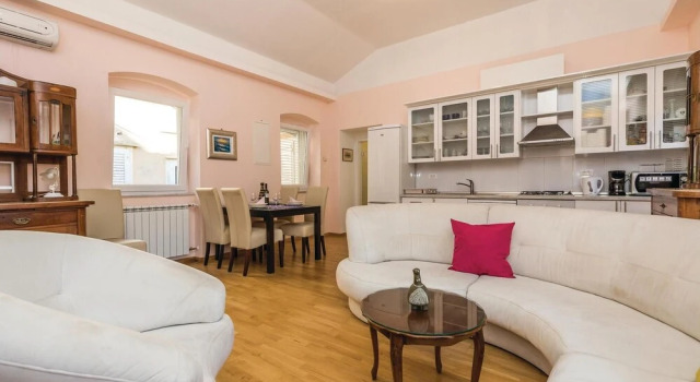 Amazing Home in Opatija with Hot Tub, WiFi & 3 Bedrooms, Забронировать Дом для отпуска Коттеджи Опатия, рядом с Opatija Port, Коттедж