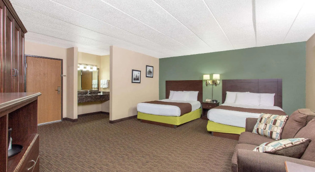 Четырёхместный номер Deluxe AmericInn by Wyndham West Salem
