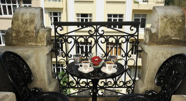 Maroon Bosphorus