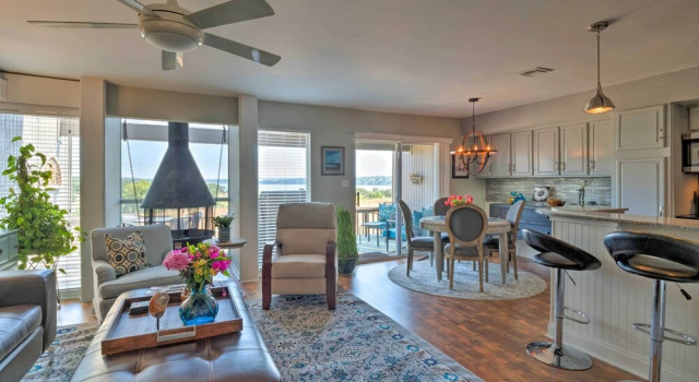 Waterfront Lake Travis Home w/ Pool Access!, Забронировать Апартаменты/квартира Лейкуэй Greater Austin