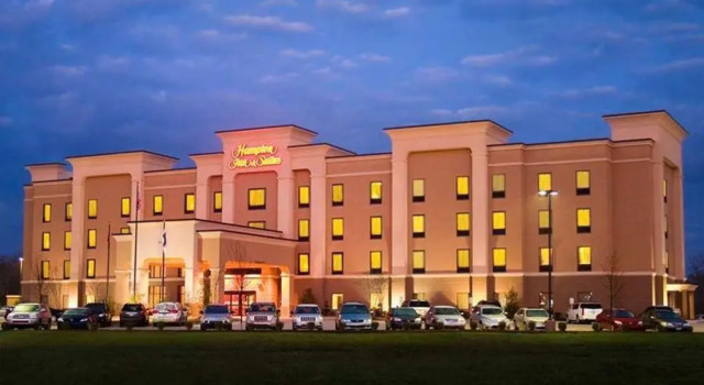 Кровать в общем номере Hampton Inn & Suites Pine Bluff