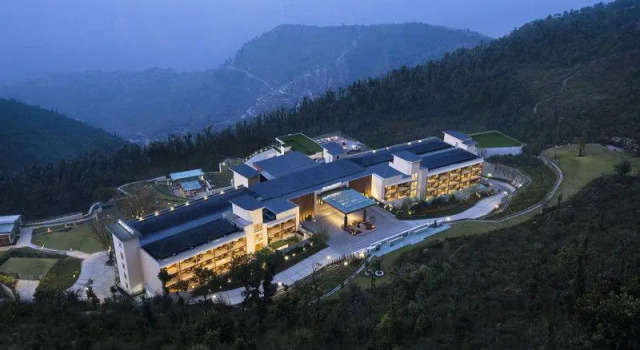 Двухместный номер Deluxe с балконом и с красивым видом из окна JW Marriott Mussoorie Walnut Grove Resort & Spa