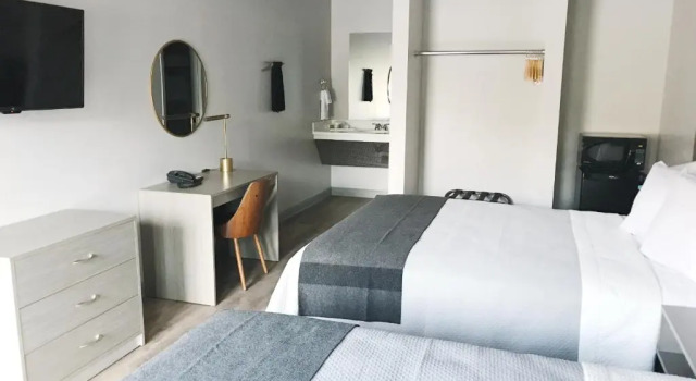 Четырёхместный номер Standard Airport Inn