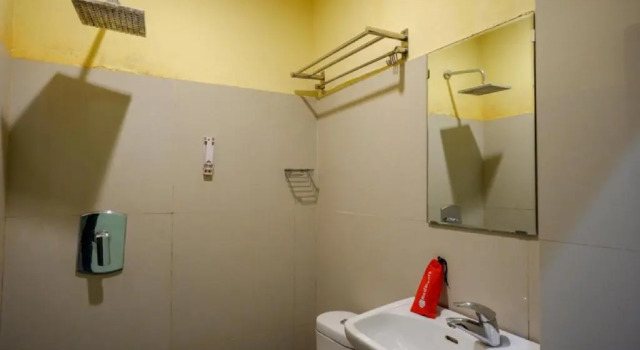 Люкс RedDoorz near Citraland Waterpark Kendari