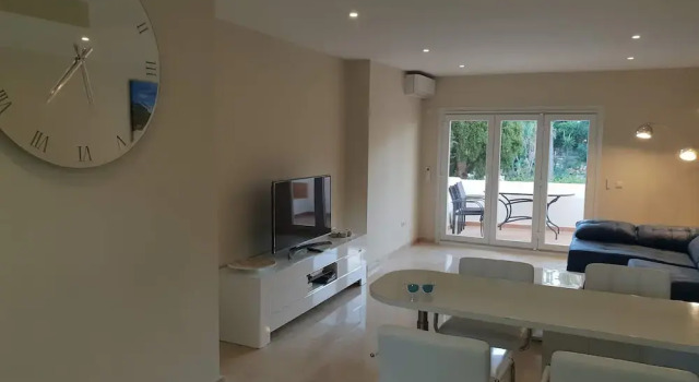 Apartmentsleeps4-pool-bbq-garden-ac